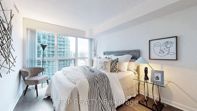 2009 - 5162 Yonge St, Condo with 2 bedrooms, 1 bathrooms and 1 parking in Toronto ON | Image 2