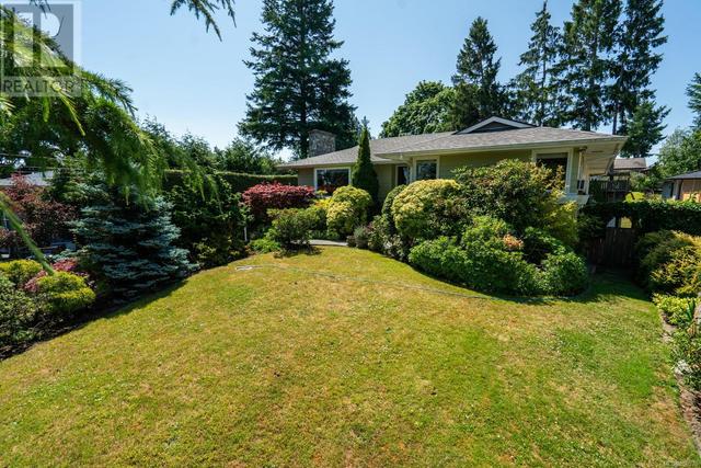 1875 Grandview Dr, House detached with 4 bedrooms, 3 bathrooms and 4 parking in Saanich BC | Image 42