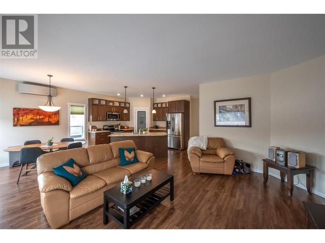 2126 Lawrence Avenue, House detached with 5 bedrooms, 4 bathrooms and 5 parking in Penticton BC | Image 5