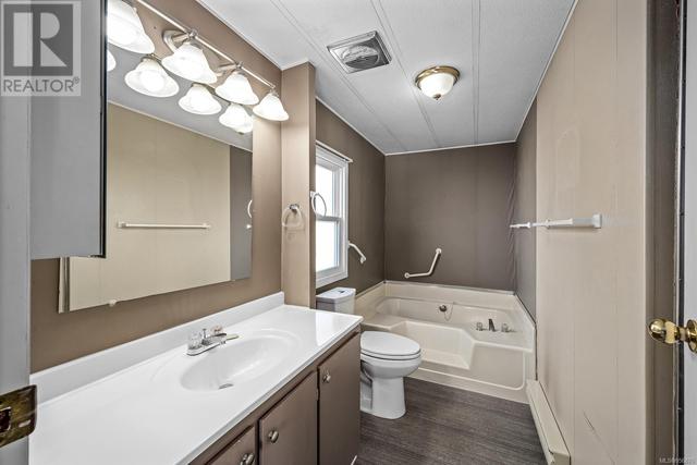 Ensuite bathroom has tub and separate shower | Image 23