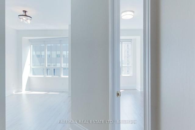 810 - 102 Bloor St W, Condo with 1 bedrooms, 1 bathrooms and 0 parking in Toronto ON | Image 2