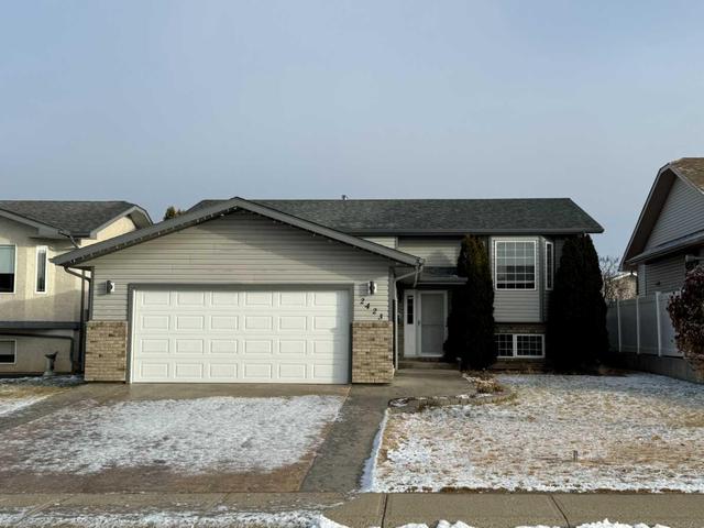 2423 7 Avenue Ne, House detached with 5 bedrooms, 3 bathrooms and 5 parking in Medicine Hat AB | Image 1