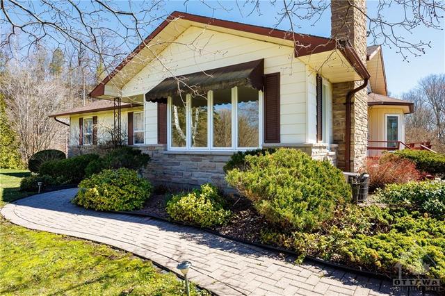420 Hartsgravel Road, House detached with 3 bedrooms, 3 bathrooms and 10 parking in Rideau Lakes ON | Image 2
