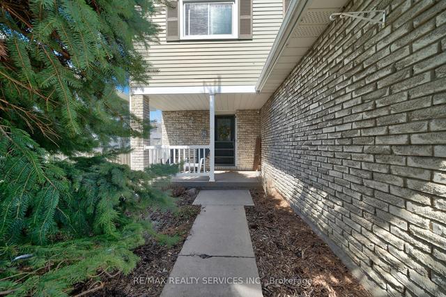 2 Reynier Dr, House detached with 3 bedrooms, 3 bathrooms and 4 parking in Brampton ON | Image 12