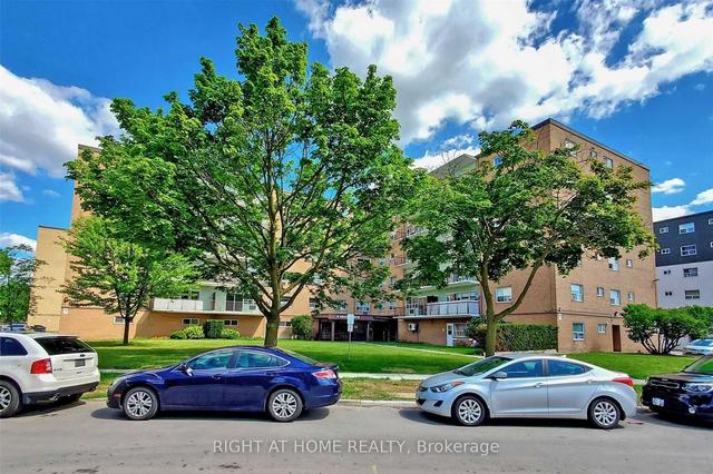 111 - 8 Kingsbridge Crt, Condo with 2 bedrooms, 1 bathrooms and 2 parking in Toronto ON | Image 1