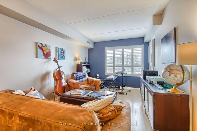 302 - 160 Wellington St E, Condo with 2 bedrooms, 2 bathrooms and 1 parking in Aurora ON | Image 3