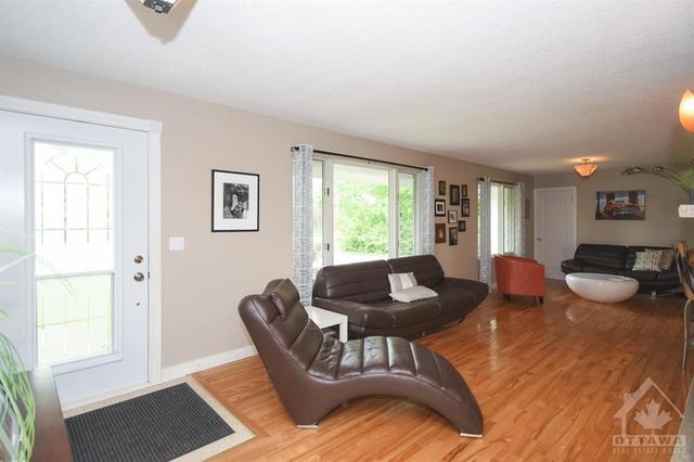 1505 Old Montreal Road, House detached with 4 bedrooms, 2 bathrooms and 10 parking in Ottawa ON | Image 2