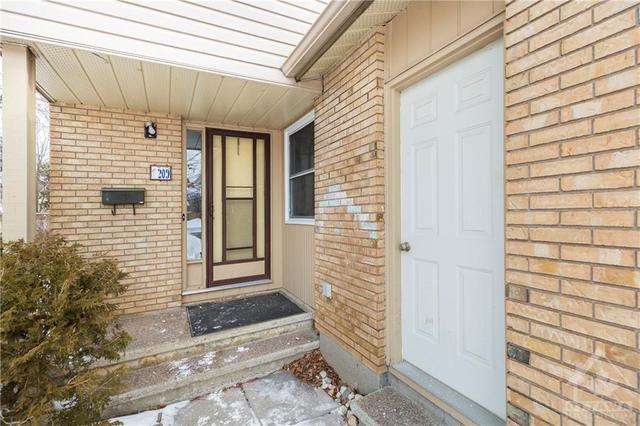 209 Sherway Drive, Townhouse with 3 bedrooms, 2 bathrooms and 3 parking in Ottawa ON | Image 2