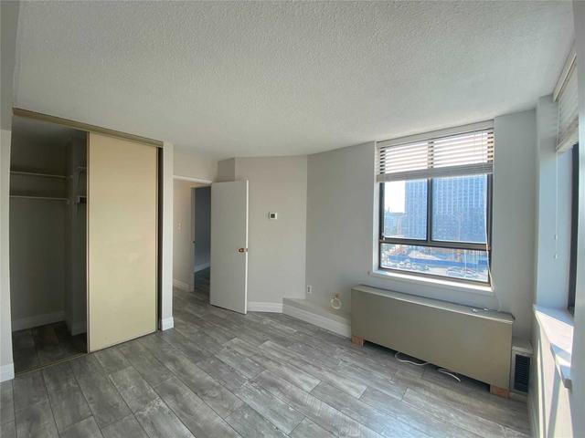 805 - 270 Queens Quay W, Condo with 2 bedrooms, 1 bathrooms and 0 parking in Toronto ON | Image 3