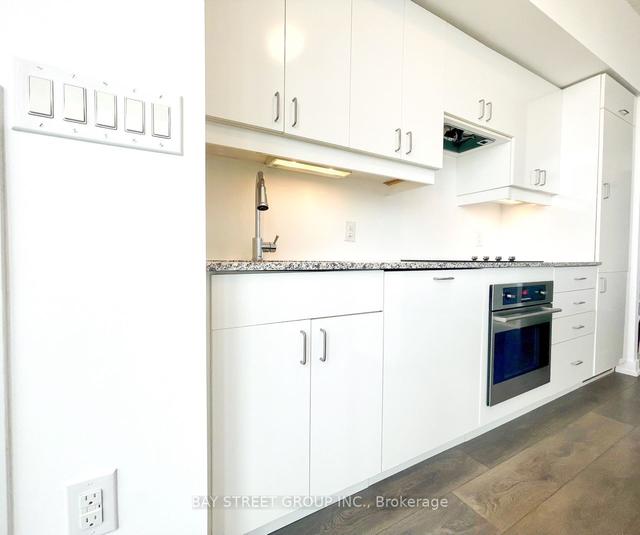 2602 - 426 University Ave, Condo with 1 bedrooms, 1 bathrooms and 0 parking in Toronto ON | Image 2