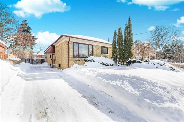 14 Grassington Cres, House detached with 3 bedrooms, 1 bathrooms and 4 parking in Toronto ON | Image 12