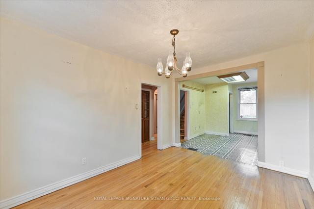 40 Holland Ave, House detached with 3 bedrooms, 2 bathrooms and 2 parking in Toronto ON | Image 3