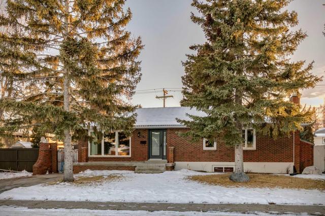 145 Hanover Road Sw, House detached with 3 bedrooms, 2 bathrooms and 4 parking in Calgary AB | Image 1