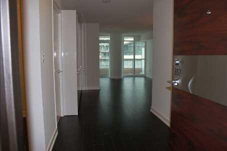 857 - 10 Capreol Crt, Condo with 1 bedrooms, 2 bathrooms and null parking in Toronto ON | Image 2