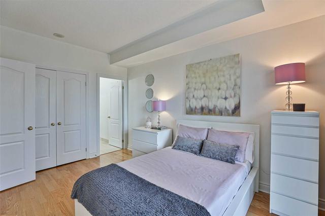 701 - 2 Aberfoyle Cres, Condo with 2 bedrooms, 2 bathrooms and 1 parking in Toronto ON | Image 5