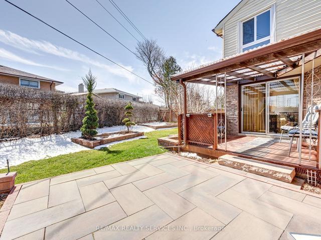 25 Moffatt Crt, House detached with 3 bedrooms, 2 bathrooms and 4 parking in Toronto ON | Image 26