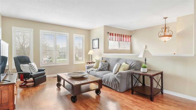 64 Royal Amber Cres, House detached with 2 bedrooms, 1 bathrooms and 8 parking in East Gwillimbury ON | Image 4