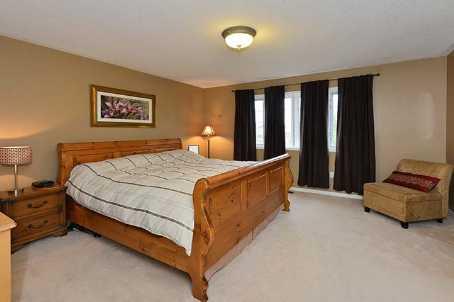 404 Bartholomew Dr, House detached with 4 bedrooms, 4 bathrooms and 6 parking in Newmarket ON | Image 6