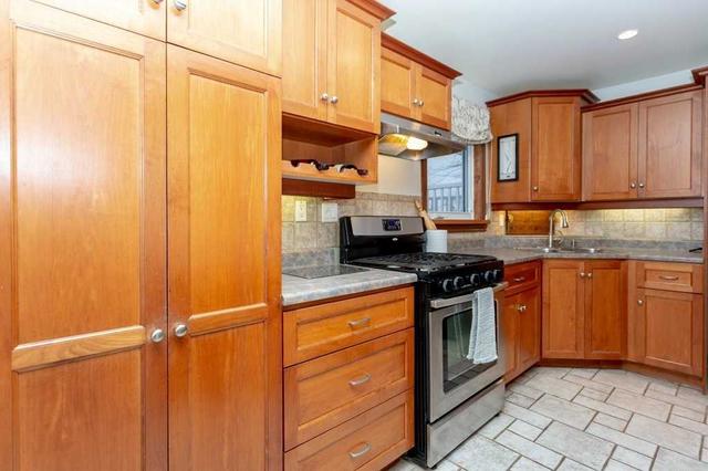 8435 Marilyn St, House detached with 1 bedrooms, 1 bathrooms and 7 parking in Lambton Shores ON | Image 3