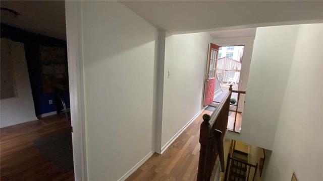 upper - 231 Queen St W, Home with 2 bedrooms, 1 bathrooms and 1 parking in Toronto ON | Image 5