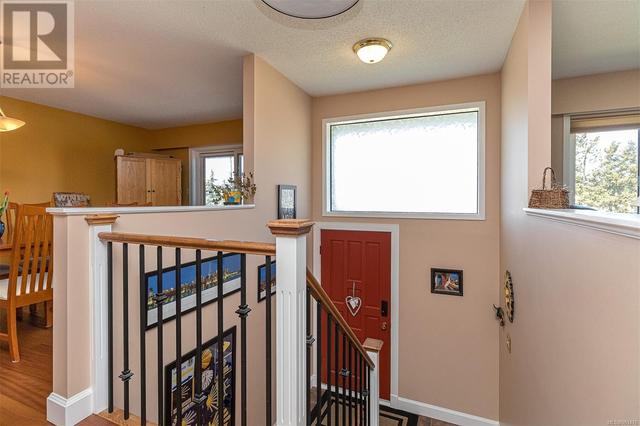 559 Kenneth St, House detached with 4 bedrooms, 3 bathrooms and 4 parking in Saanich BC | Image 4