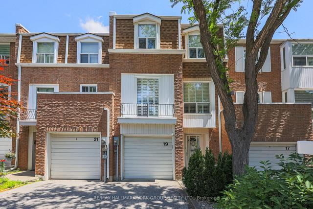 19 Edgar Woods Rd, Townhouse with 3 bedrooms, 3 bathrooms and 2 parking in Toronto ON | Image 1