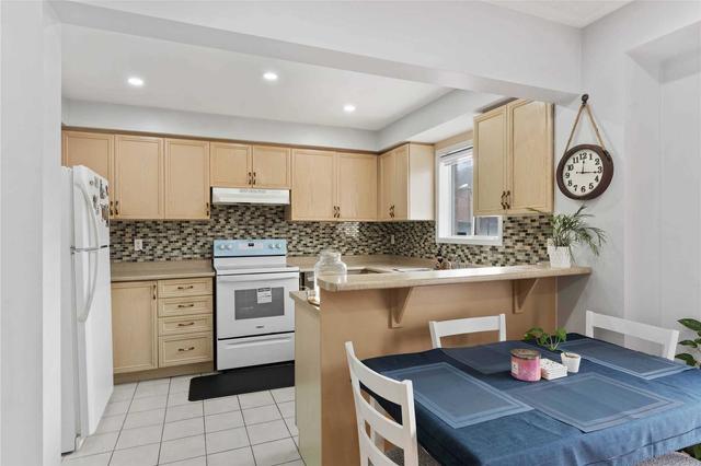 34 Brisbane Crt, Townhouse with 3 bedrooms, 3 bathrooms and 2 parking in Brampton ON | Image 4