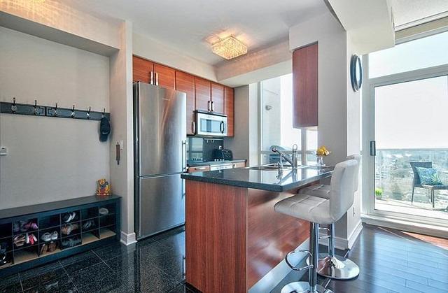 Uph02 - 1 Avondale Ave, Condo with 2 bedrooms, 2 bathrooms and 1 parking in Toronto ON | Image 3