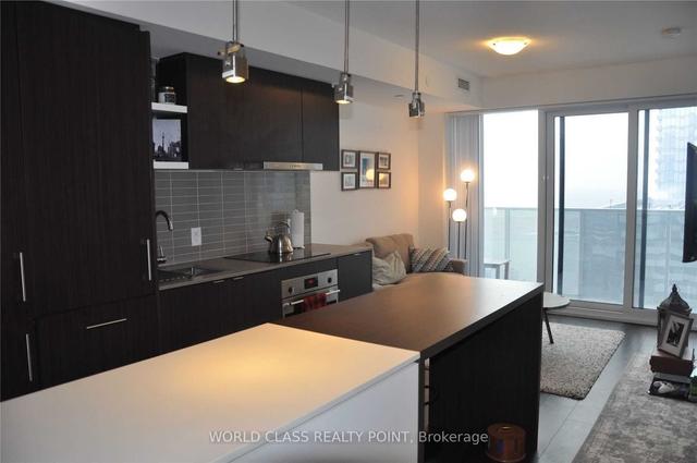 5401 - 88 Harbour St, Condo with 1 bedrooms, 1 bathrooms and 0 parking in Toronto ON | Image 3
