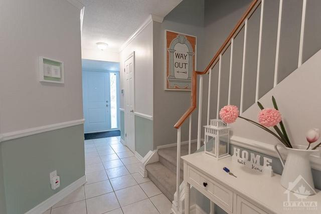 52 Hummingbird Crescent, Townhouse with 3 bedrooms, 3 bathrooms and 3 parking in Ottawa ON | Image 3