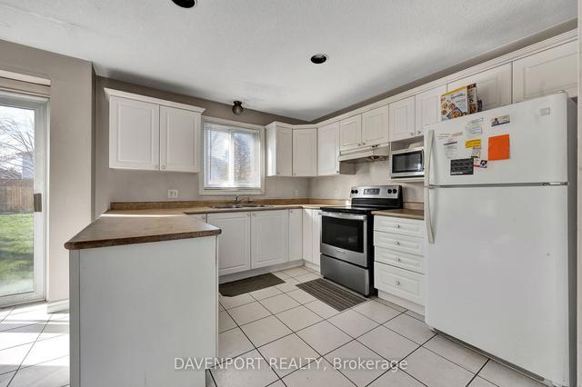 493 Sandbanks Cres, House detached with 4 bedrooms, 3 bathrooms and 4 parking in Waterloo ON | Image 2
