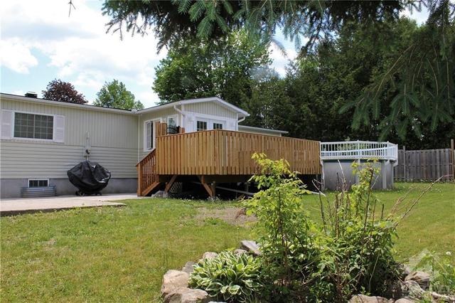 17 Lazy Nol Court, House detached with 3 bedrooms, 2 bathrooms and 4 parking in Ottawa ON | Image 27