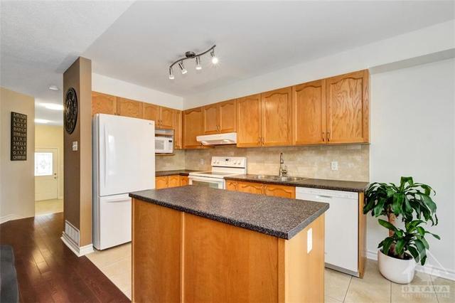 379 Hillsboro Private, Townhouse with 3 bedrooms, 3 bathrooms and 2 parking in Ottawa ON | Image 10
