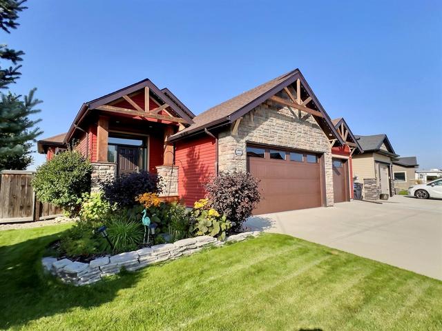 800 Canyonview Close W, House detached with 3 bedrooms, 2 bathrooms and 3 parking in Lethbridge AB | Image 2