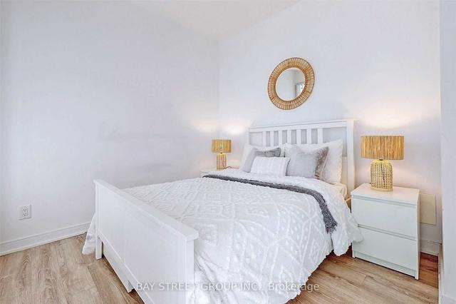 2409 - 42 Charles St, Condo with 2 bedrooms, 1 bathrooms and 0 parking in Toronto ON | Image 3