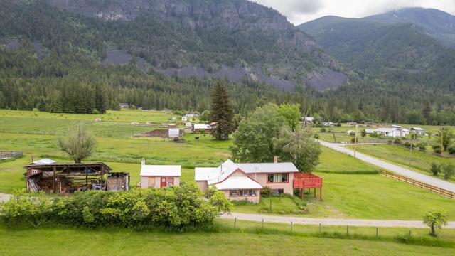 4512 48th Street, House detached with 2 bedrooms, 1 bathrooms and 6 parking in Central Kootenay B BC | Image 5