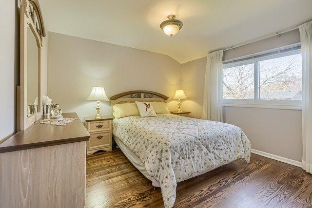 17 Redcastle Cres, House detached with 4 bedrooms, 3 bathrooms and 3 parking in Toronto ON | Image 13