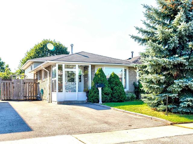 775 Eaglemount Cres, House semidetached with 3 bedrooms, 2 bathrooms and 4 parking in Mississauga ON | Image 1