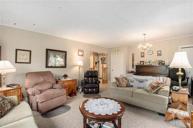 13715 Connaught Road, House detached with 5 bedrooms, 2 bathrooms and 8 parking in North Dundas ON | Image 6