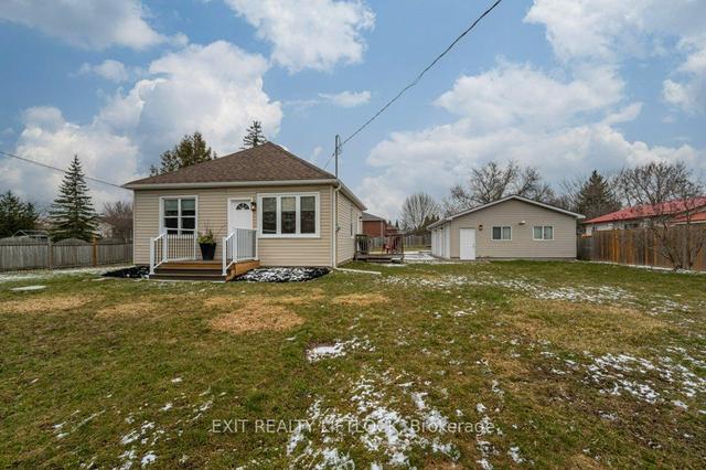143 King St W, House detached with 2 bedrooms, 1 bathrooms and 9 parking in Kawartha Lakes ON | Image 1