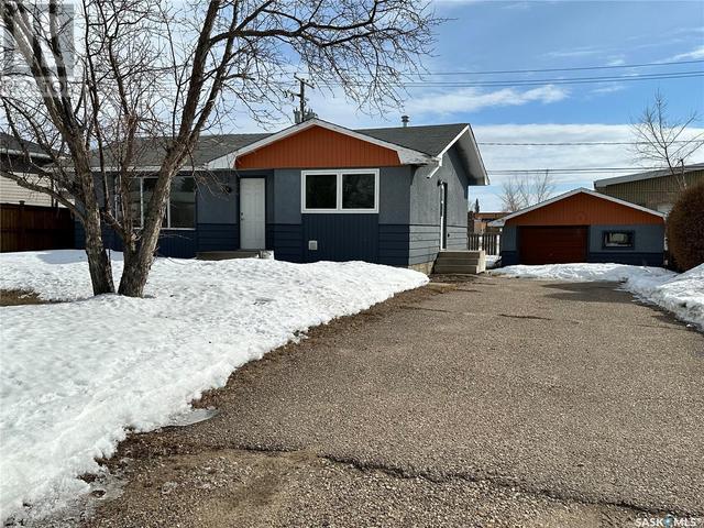 351 26th Street, House detached with 3 bedrooms, 2 bathrooms and null parking in Battleford SK | Image 2
