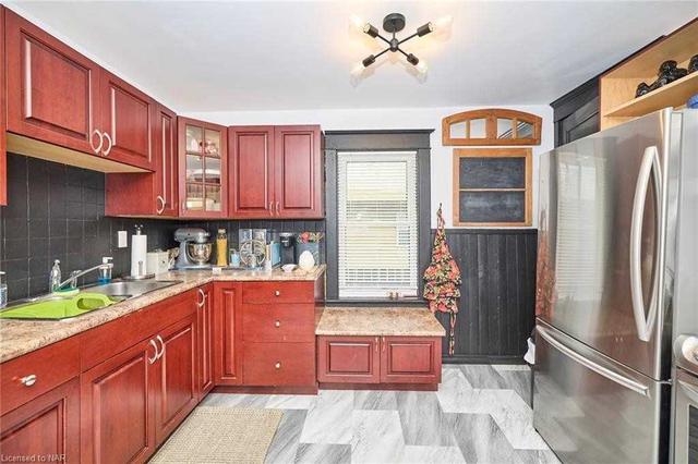 115 Vine St S, House detached with 4 bedrooms, 2 bathrooms and 3 parking in St. Catharines ON | Image 3