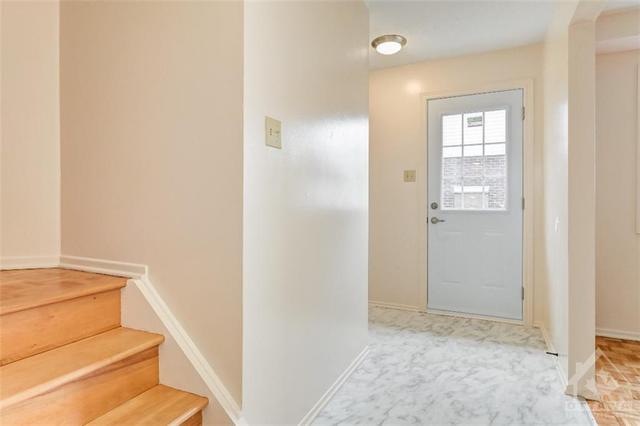4 - 1565 Heron Road, Townhouse with 3 bedrooms, 2 bathrooms and 1 parking in Ottawa ON | Image 3