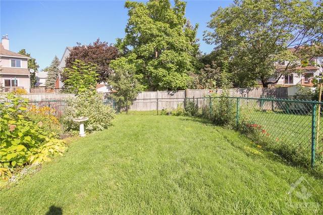 1518 Briarfield Crescent, Townhouse with 3 bedrooms, 2 bathrooms and 3 parking in Ottawa ON | Image 21
