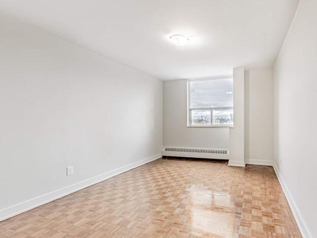 908 - 2900 Bathurst St, Condo with 3 bedrooms, 2 bathrooms and 1 parking in Toronto ON | Image 3