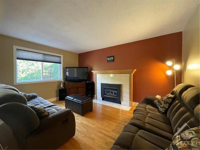 51 Hewitt Way, House detached with 4 bedrooms, 3 bathrooms and 4 parking in Ottawa ON | Image 11