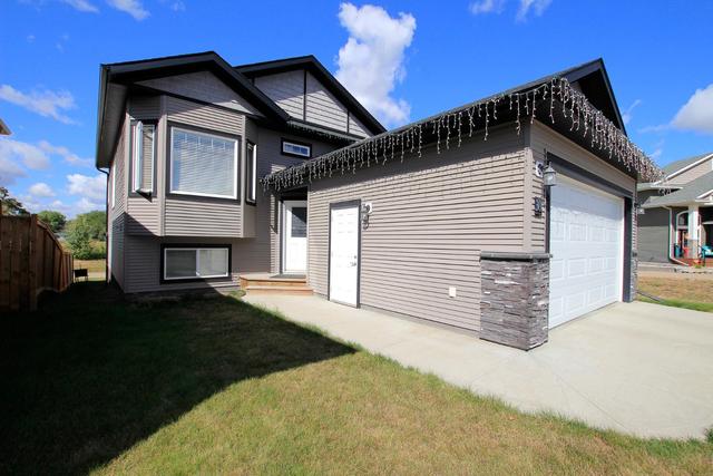 30 Henderson Crescent, House detached with 3 bedrooms, 3 bathrooms and 4 parking in Penhold AB | Image 15