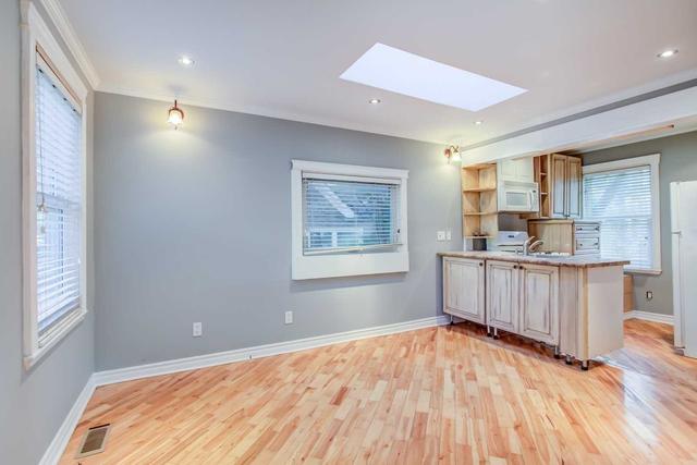 206 Willowdale Ave, House detached with 2 bedrooms, 2 bathrooms and 2 parking in Toronto ON | Image 2