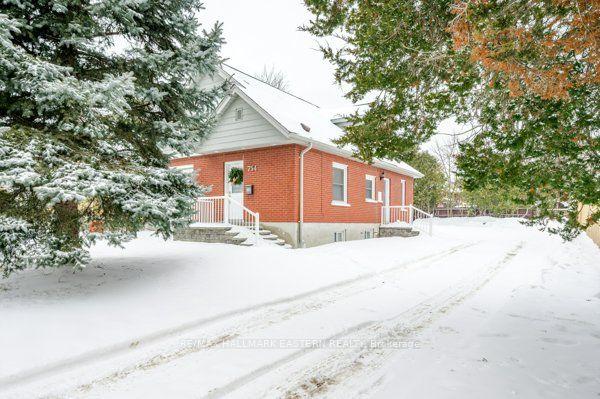 754 Chemong Rd, House attached with 3 bedrooms, 1 bathrooms and 4 parking in Peterborough ON | Image 12