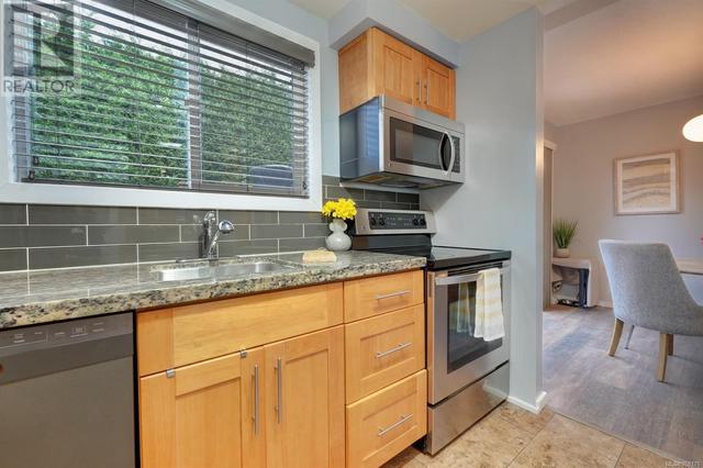 15 - 3981 Nelthorpe St, House attached with 2 bedrooms, 2 bathrooms and 2 parking in Saanich BC | Image 10